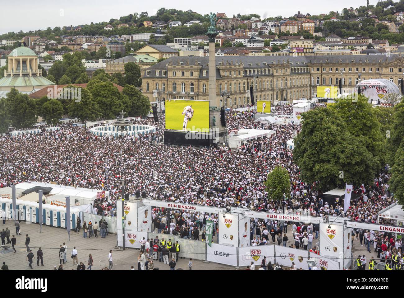 Visionnement public sur la Schlossplatz avec 35 000 spectateurs. Ils saluent la victoire 4 :2 de leur VfB Stuttgart contre Arminia Bielefeld en DFB Cup Banque D'Images
