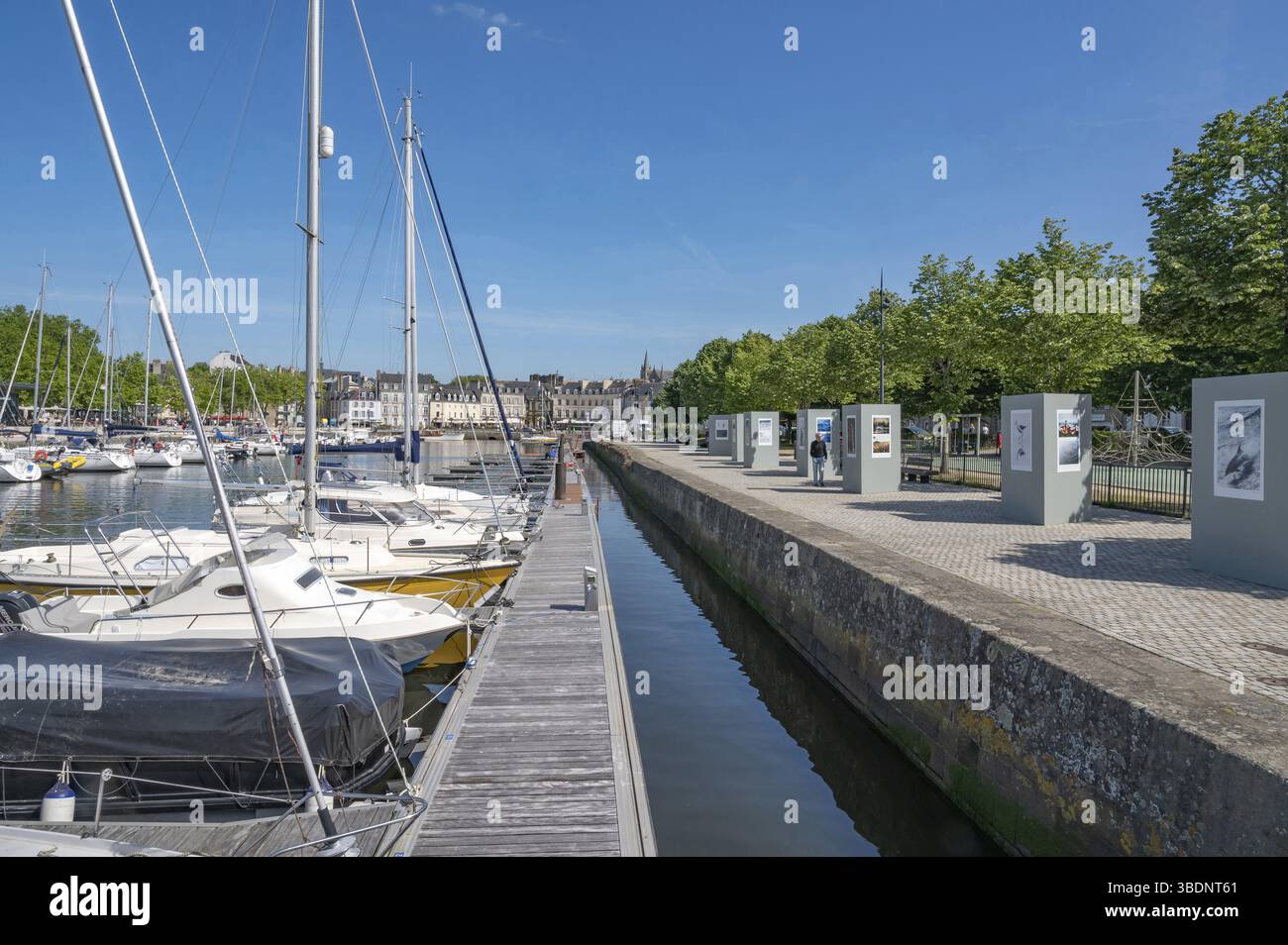 Bateaux à voile dans la marina, amarrés à la jetée, avec exposition de photos en plein air du Festival International de la photo sur la promenade au quai de t Banque D'Images