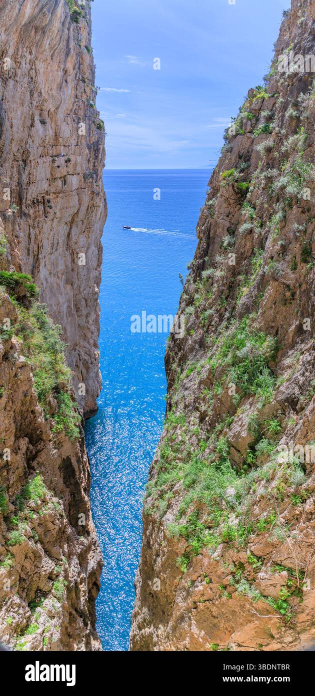 Aperçu de la mer vu de la fissure de Montagna Spaccata à Gaeta, Italie, Banque D'Images