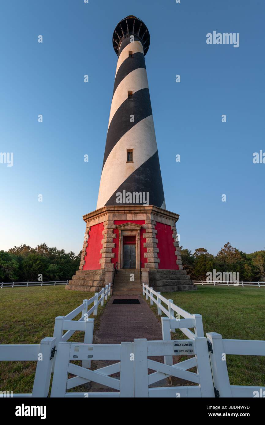Cape Hatteras Lighthouse dans les rives extérieures de la Caroline du Nord, États-Unis à l'aube. Banque D'Images