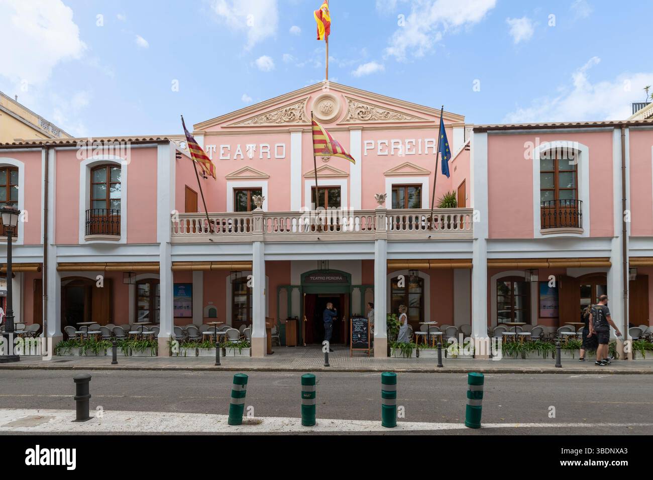 Façade du bâtiment du théâtre du 19ème siècle -Teatro Pereira, dans la ville d'Ibiza. Banque D'Images