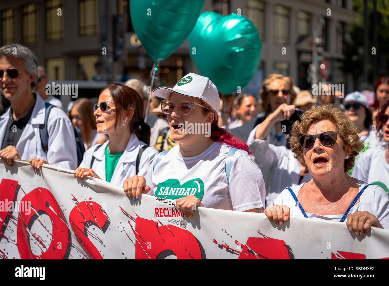 Madrid, Espagne. 25 mai 2025. Plusieurs manifestants tiennent une banderole et crient lors de la manifestation "Salvemos nuestra Sanidad Publica" le 25 mai 2025 à Madrid, en Espagne. (Crédit : Miguel Escavias/Alfa images/Alamy Live News) crédit : Alfa images/Alamy Live News Banque D'Images