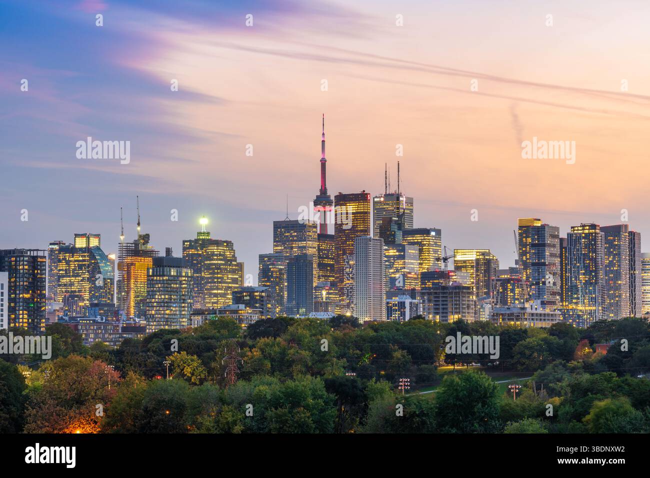 Toronto, Ontario, Canada Park et paysage urbain au crépuscule. Banque D'Images