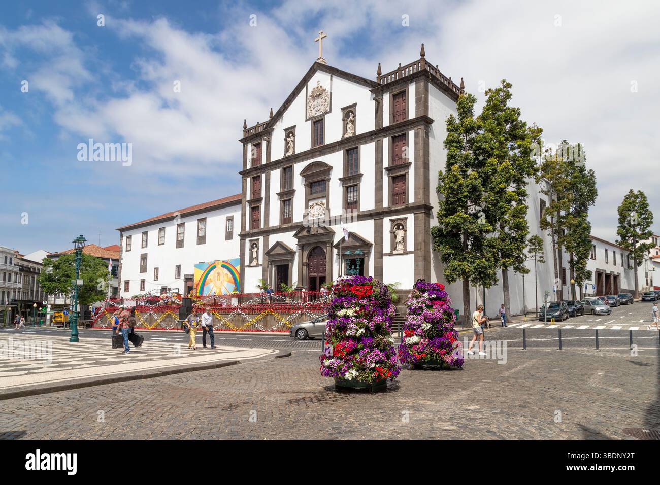 Église Igreja do Colegio sur la place de la ville dans le centre historique de Funchal sur l'île portugaise de Madère. Banque D'Images