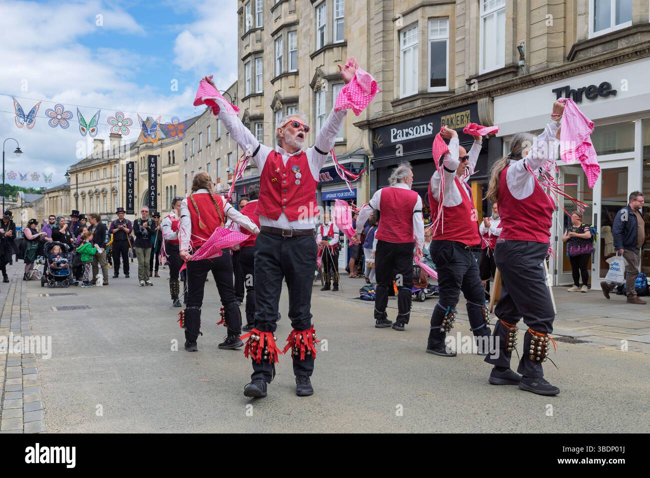Chippenham, Wiltshire, Royaume-Uni, 25 mai 2025. Les membres des Hankies Gone Awry, une équipe itinérante de Morris composée de danseurs de Californie, aux États-Unis, sont photographiés pour divertir la foule le deuxième jour du festival folklorique Chippenham 2025. Crédit : Lynchpics/Alamy Live News Banque D'Images