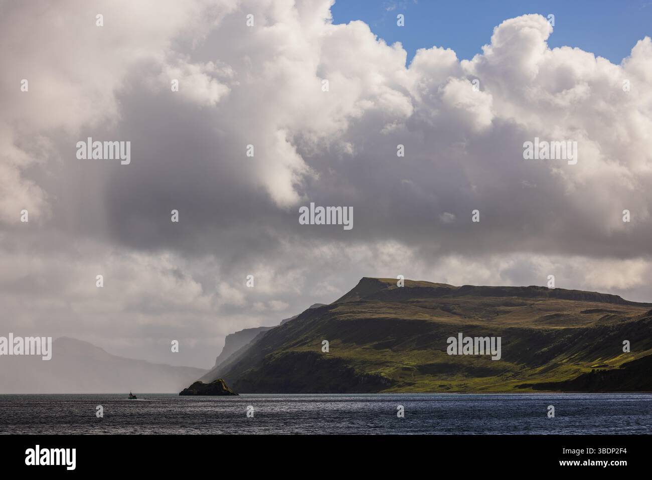 Des nuages d'orage se forment sur l'île de Skye lorsque la lumière du soleil frappe les collines côtières et la mer, créant des contrastes spectaculaires et des tons de paysage profonds. Banque D'Images Des nuages d'orage se forment sur l'île de Skye lorsque la lumière du soleil frappe les collines côtières et la mer, créant des contrastes spectaculaires et des tons de paysage profonds. Banque D'Images