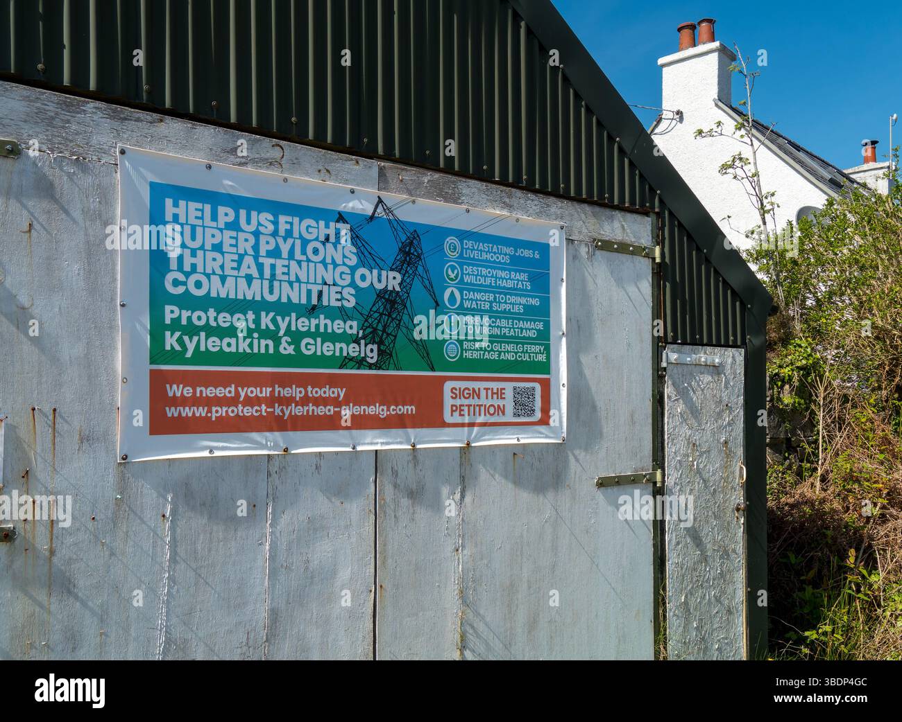 Panneau de protestation au terminal de ferry de Kylerhea pour protester contre les nouvelles lignes de transport d'électricité "Super pylônes" proposées de Glenelg à Skye, en Écosse. Banque D'Images