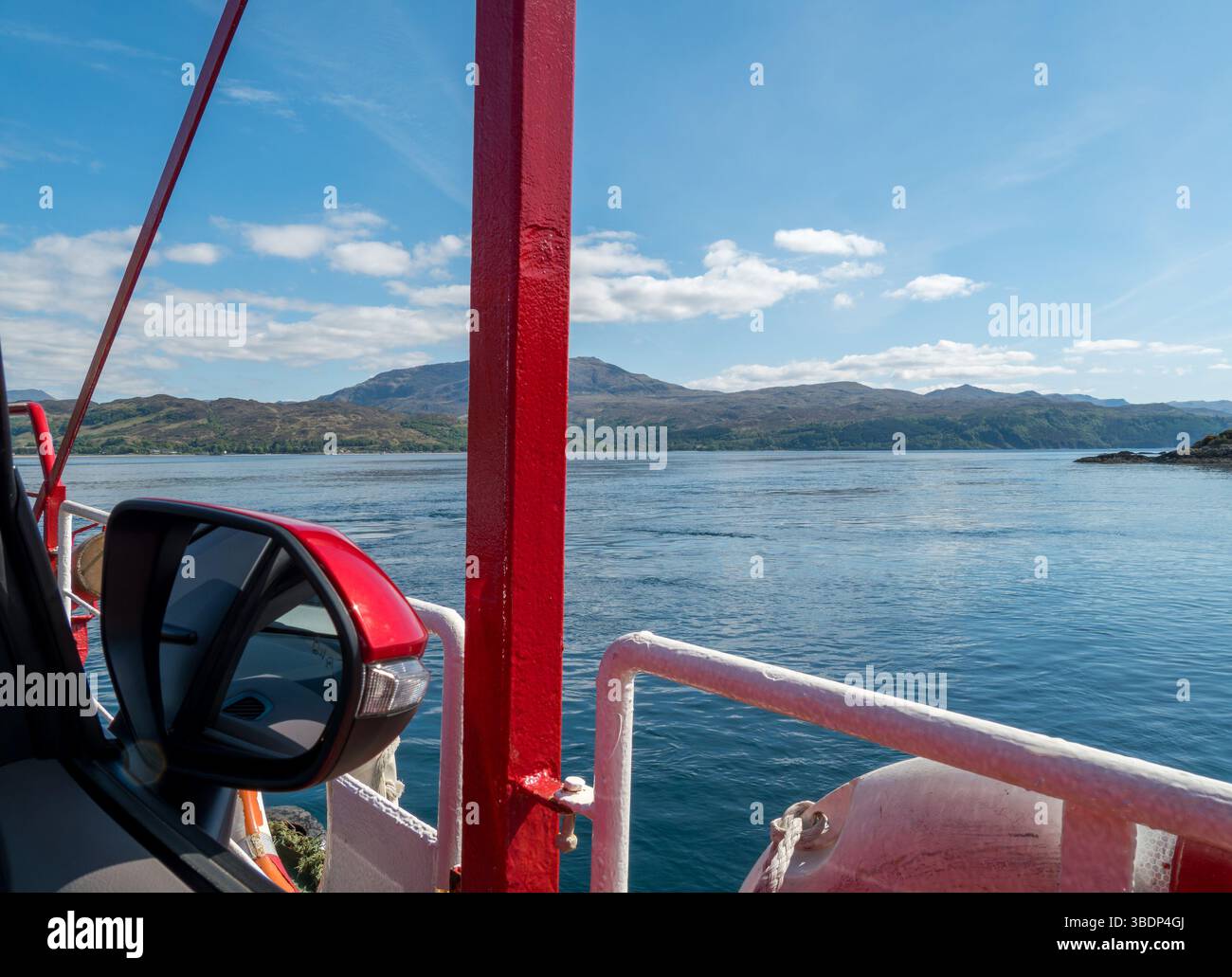 Vue de la fenêtre ouverte de la voiture lors de la traversée de Kyle Rhea de Kylerhea à Glenelg sur le vieux ferry Skye Turntable, Écosse, Royaume-Uni. Banque D'Images