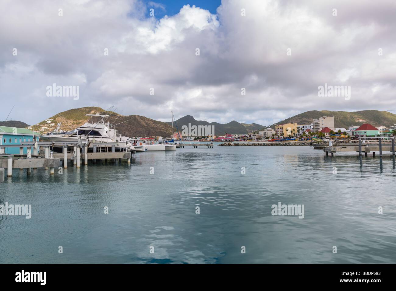 Marina dans la Grande Baie à Phillipsburg, St. Maarten dans la mer des Caraïbes Banque D'Images