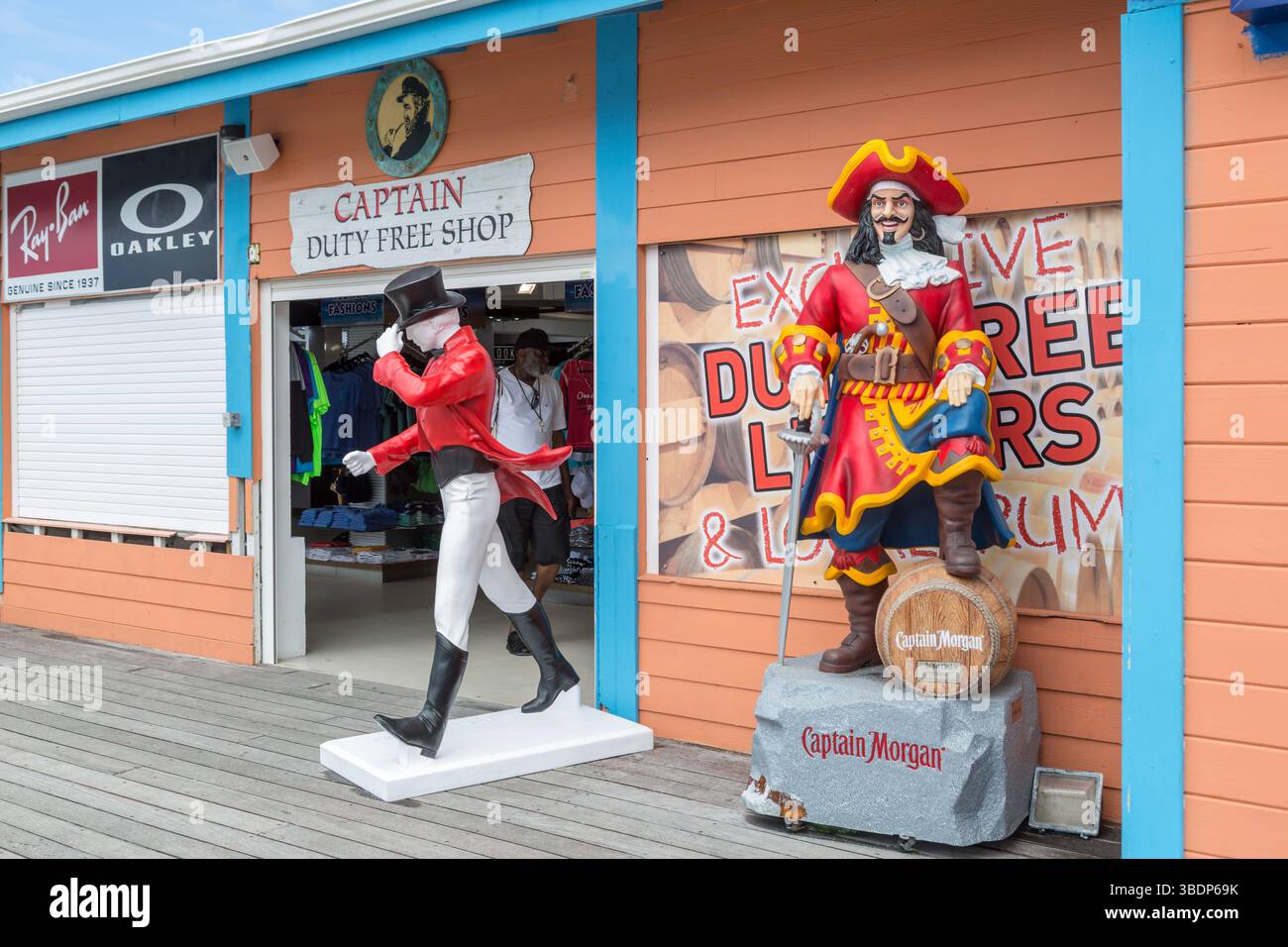 Statue publicitaire Captain Morgan épicé rhum à l'entrée du Captain Duty Free Shop sur le Captain Hodge Wharf dans le port de Phillipsburg Banque D'Images
