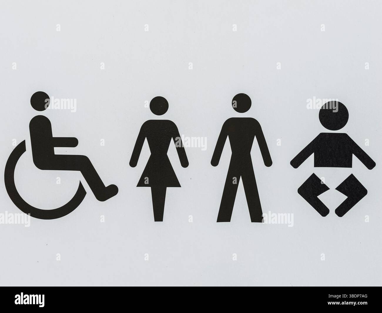 L'enseigne des toilettes en Suède affiche des symboles indiquant l'accessibilité pour les personnes handicapées, des installations séparées pour les femmes et les hommes, et Baby cha Banque D'Images