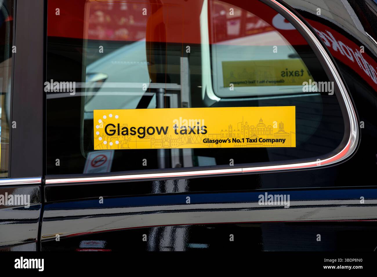 Glasgow's Number 1 Taxi Company signe dans la fenêtre d'un taxi noir, Écosse, Royaume-Uni, Europe Banque D'Images