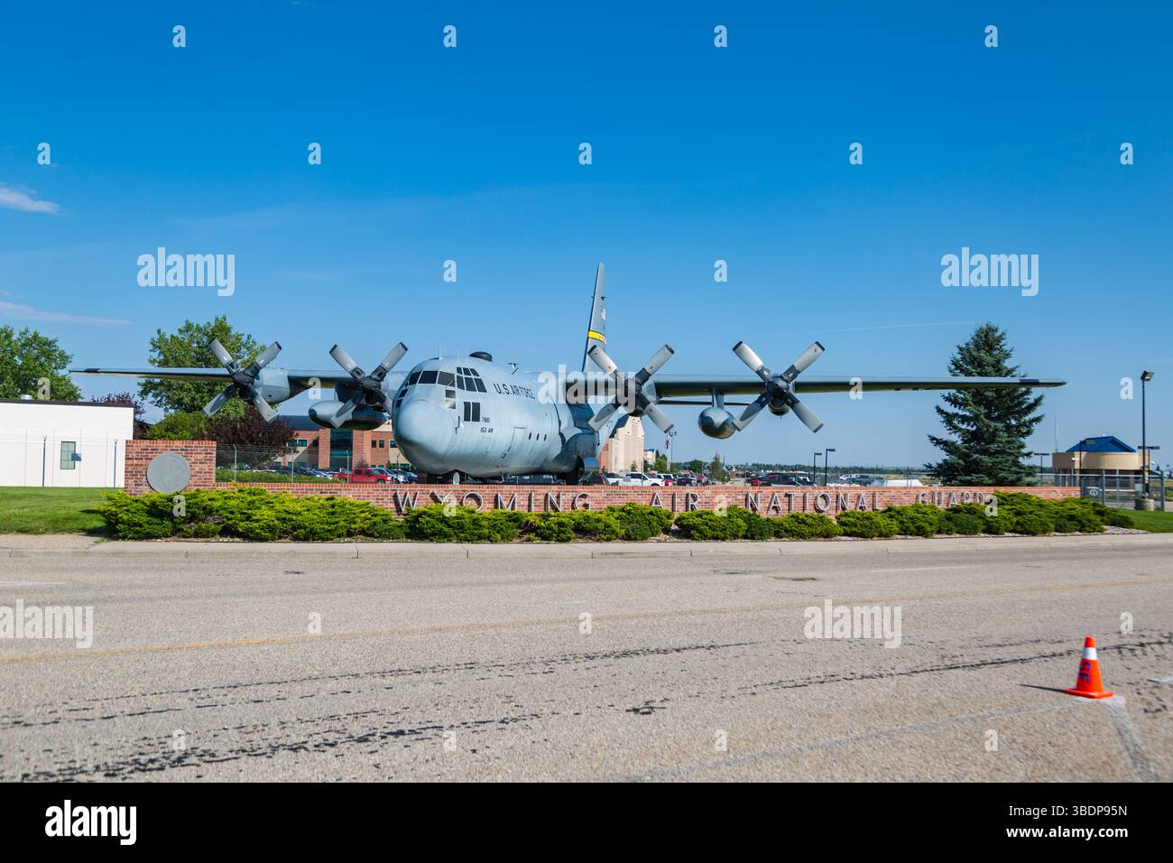 Plan cargo C-130 derrière un mur de briques avec un panneau de la Garde nationale aérienne du Wyoming à Cheyenne, Wyoming Banque D'Images