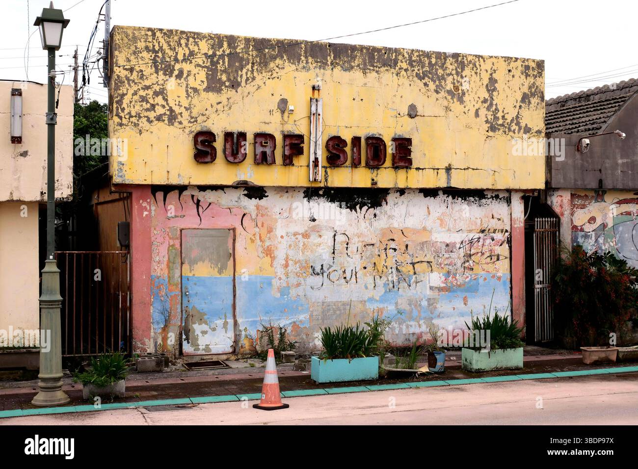 Kin Town liegt an der Ostküste der Insel Okinawa in Japan und ist bekannt für Seine einzigartige Mischung aus traditioneller Kultur, militärischer Präsenz und kulinarischer innovation. Die Nähe zu Camp Hansen, einem US-Marine-Stützpunkt, prägte die Stadt über Jahrzehnte hinweg. In den 1960er und 1970er Jahren War Kin Town besonders im Bereich Shinkaichi ein florierendes Unterhaltungszentrum mit bars, clubs und restaurants, die hauptsächlich US-Soldaten als Kunden hatten - heute kämpft die Stadt mit dem demografischen Wandel. Kin, 12.05.2025 Okinawa Japon *** Kin Town est situé sur la coa est Banque D'Images