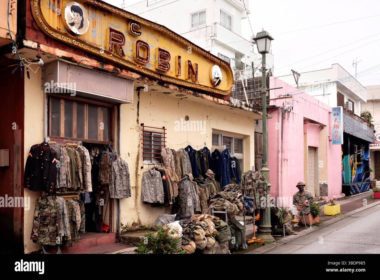 Kin Town liegt an der Ostküste der Insel Okinawa in Japan und ist bekannt für Seine einzigartige Mischung aus traditioneller Kultur, militärischer Präsenz und kulinarischer innovation. Die Nähe zu Camp Hansen, einem US-Marine-Stützpunkt, prägte die Stadt über Jahrzehnte hinweg. In den 1960er und 1970er Jahren War Kin Town besonders im Bereich Shinkaichi ein florierendes Unterhaltungszentrum mit bars, clubs und restaurants, die hauptsächlich US-Soldaten als Kunden hatten - heute kämpft die Stadt mit dem demografischen Wandel. Kin, 12.05.2025 Okinawa Japon *** Kin Town est situé sur la coa est Banque D'Images