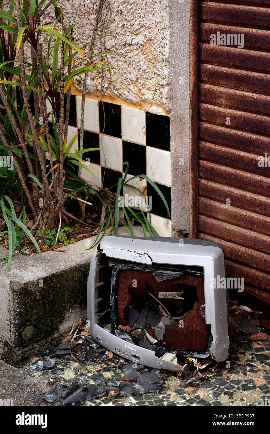 Kin Town liegt an der Ostküste der Insel Okinawa in Japan und ist bekannt für Seine einzigartige Mischung aus traditioneller Kultur, militärischer Präsenz und kulinarischer innovation. Die Nähe zu Camp Hansen, einem US-Marine-Stützpunkt, prägte die Stadt über Jahrzehnte hinweg. In den 1960er und 1970er Jahren War Kin Town besonders im Bereich Shinkaichi ein florierendes Unterhaltungszentrum mit bars, clubs und restaurants, die hauptsächlich US-Soldaten als Kunden hatten - heute kämpft die Stadt mit dem demografischen Wandel. Kin, 12.05.2025 Okinawa Japon *** Kin Town est situé sur la coa est Banque D'Images