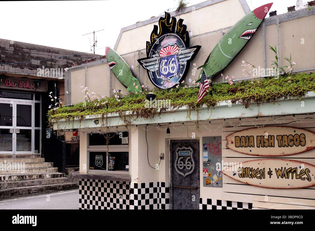 Kin Town liegt an der Ostküste der Insel Okinawa in Japan und ist bekannt für Seine einzigartige Mischung aus traditioneller Kultur, militärischer Präsenz und kulinarischer innovation. Die Nähe zu Camp Hansen, einem US-Marine-Stützpunkt, prägte die Stadt über Jahrzehnte hinweg. In den 1960er und 1970er Jahren War Kin Town besonders im Bereich Shinkaichi ein florierendes Unterhaltungszentrum mit bars, clubs und restaurants, die hauptsächlich US-Soldaten als Kunden hatten - heute kämpft die Stadt mit dem demografischen Wandel. Kin, 12.05.2025 Okinawa Japon *** Kin Town est situé sur la coa est Banque D'Images