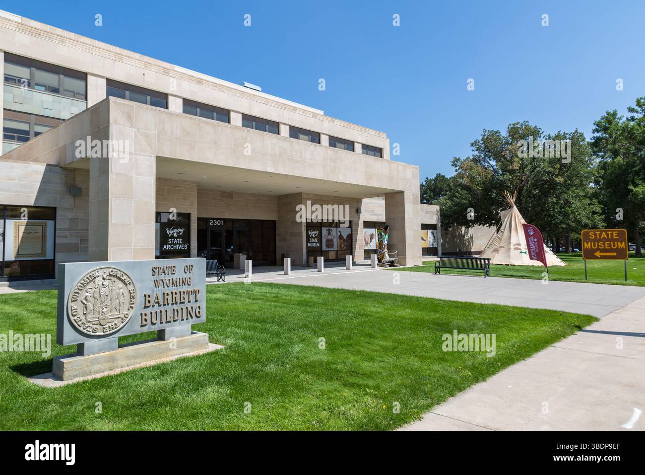 Exposition de tipis amérindiens à l'extérieur des archives de l'État du Wyoming et du musée de l'État du Wyoming au Barrett Building à Cheyenne, Wyoming Banque D'Images