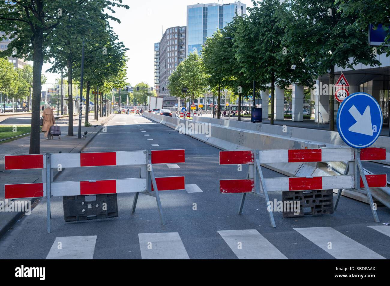 Travaux routiers en centre-ville, ruelle fermée par barricade, panneaux de détour et bâtiments d'architecture moderne Banque D'Images