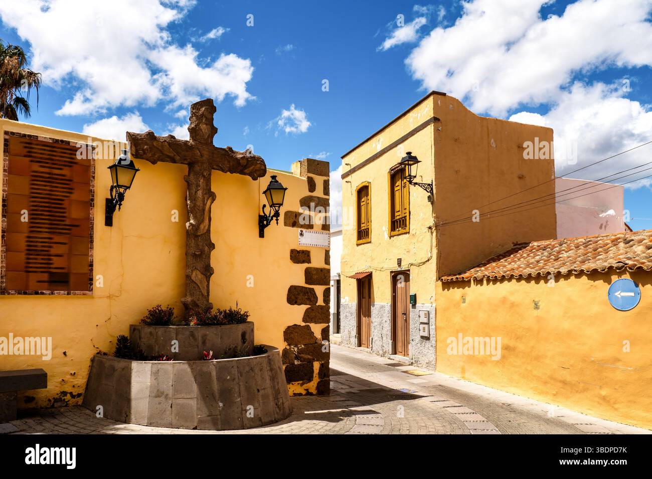 Croix de pierre à Los Cuatro Esquinas Street à Agüimes, Gran Canaria sous le ciel ensoleillé Banque D'Images