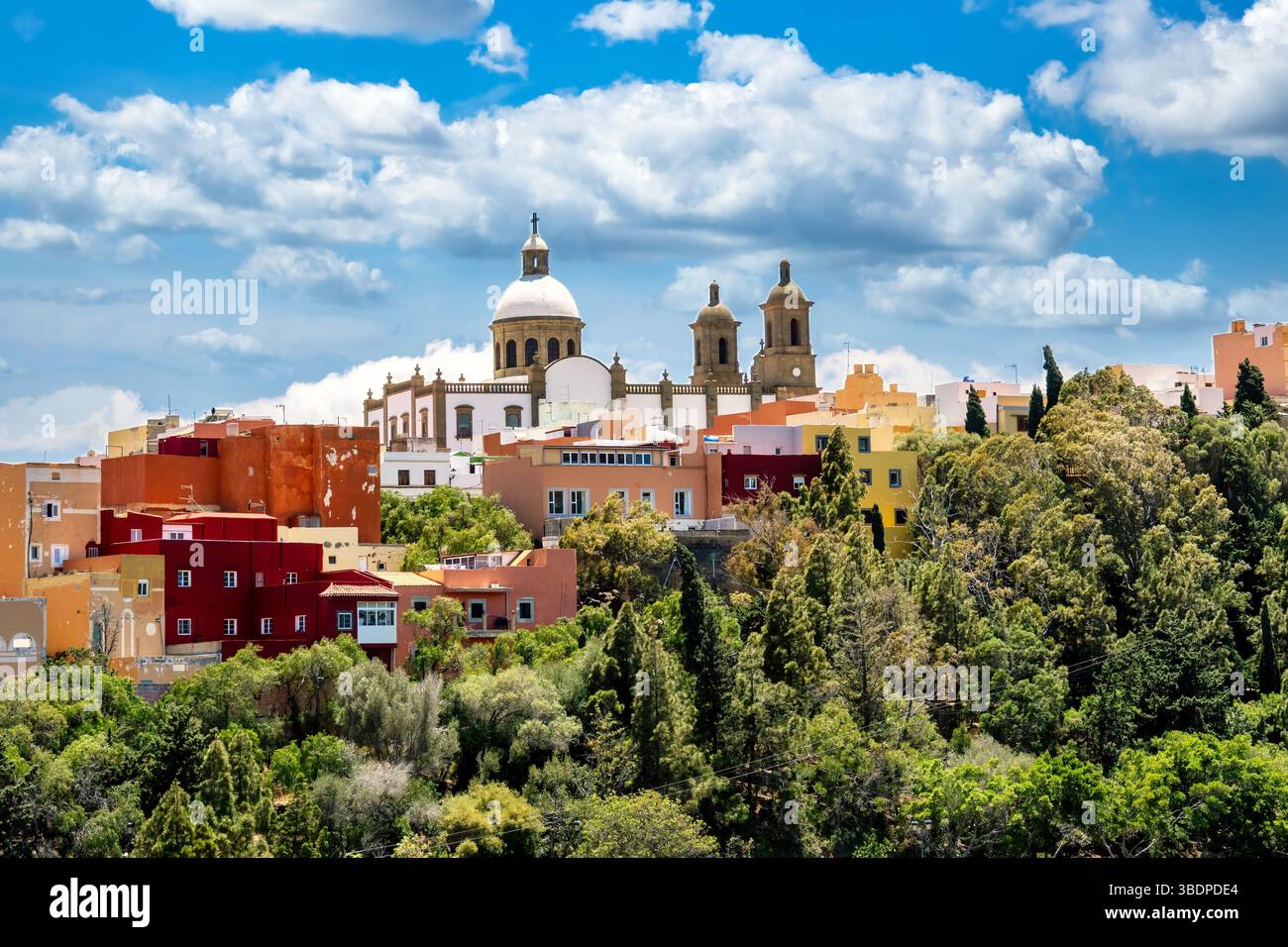 Vue sur Agüimes avec l'église San Sebastián et les maisons colorées au-dessus du paysage verdoyant - idéal pour la photographie de voyage et les scènes de carte postale Banque D'Images