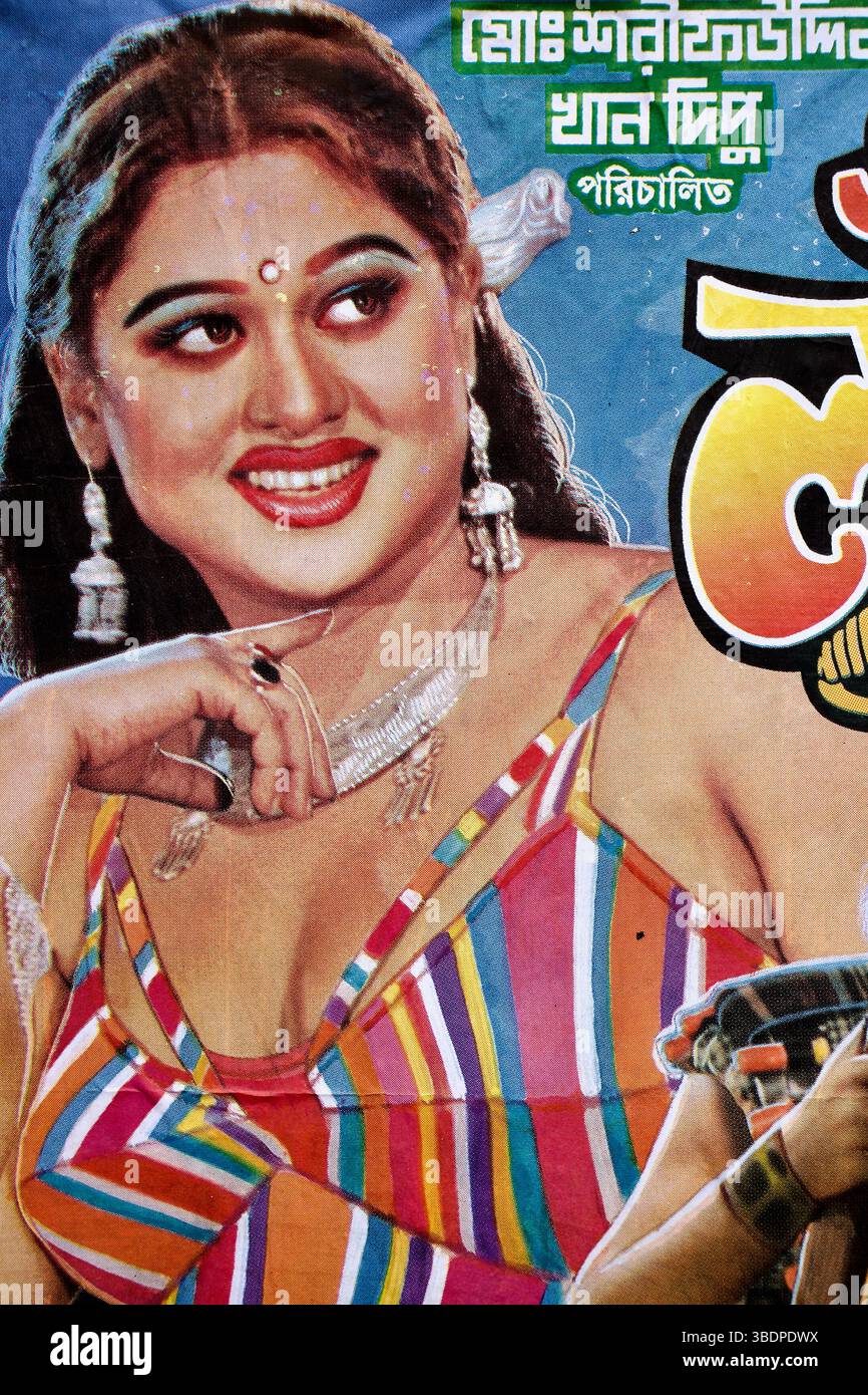 Gros plan d'une protagoniste féminine stylisée tirée d'une affiche de film Dhallywood, portant des vêtements rayés et des bijoux en argent. Banque D'Images