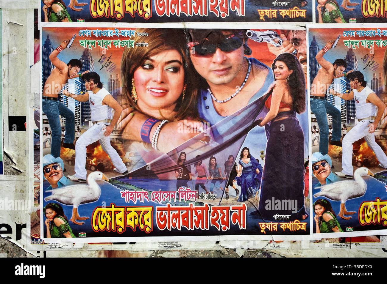 L'affiche de Dhallywood pour Jor Kore Bhalobasha Hoy Na présente action, romance, danse et un canard blanc dans un mashup surréaliste Urban-fantasy. Banque D'Images