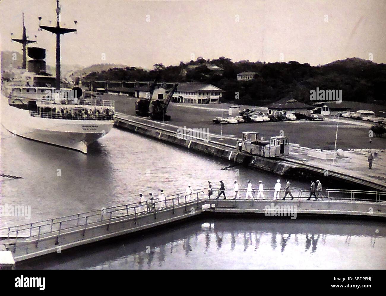 Les Miraflores passant par une écluse sur le canal de Panama avec QEII à bord en 1953 en route vers Fidji - El Miraflores pasando por una esclusa del canal de Panamá con el QEII a bordo en 1953 en Camino a Fidji - Banque D'Images