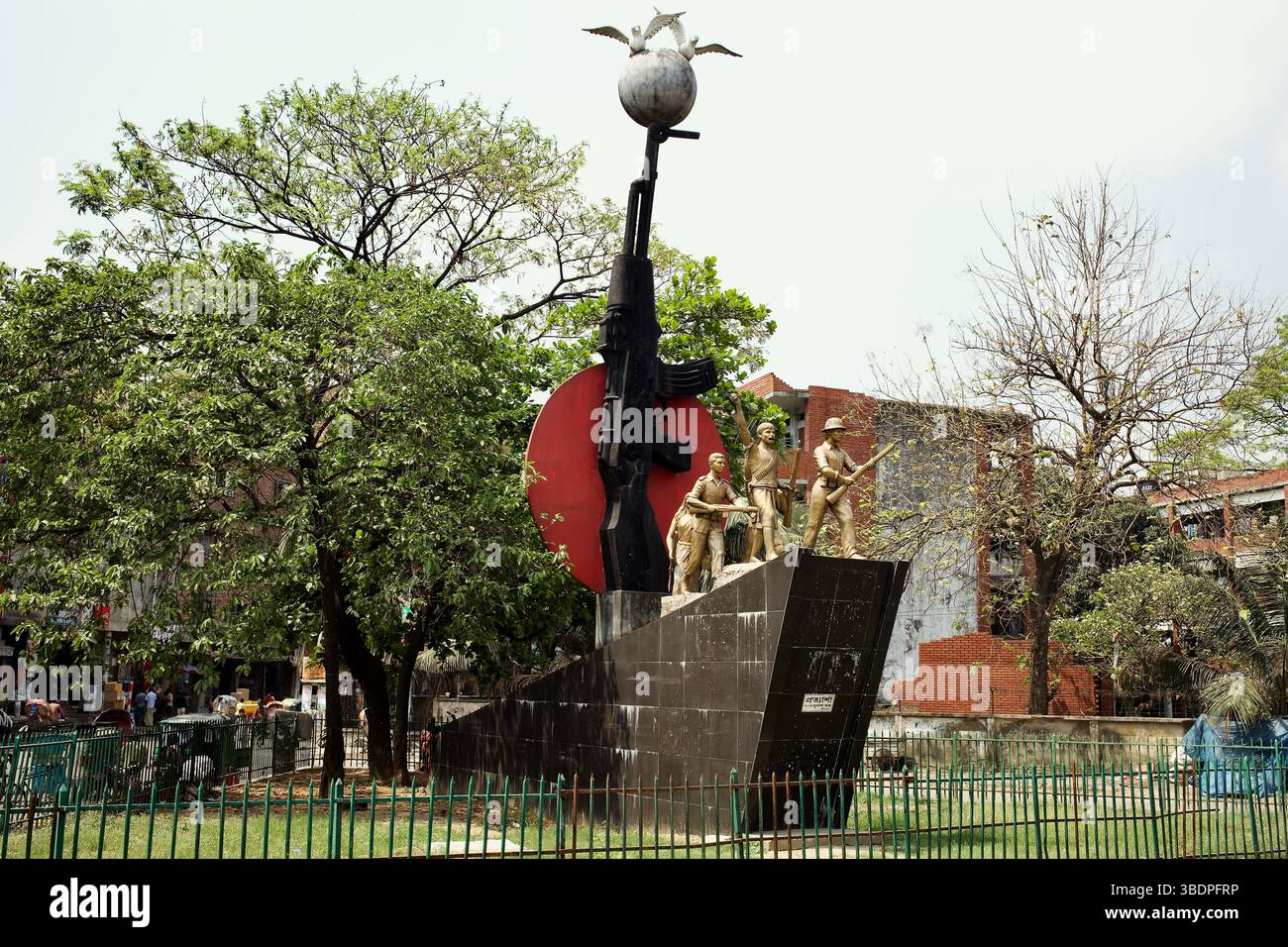 Monument de la guerre de libération « Prattasha Chattar » à Dhaka, Bangladesh, symbolisant la résistance armée et les espoirs de paix pendant la guerre d’indépendance de 1971. Banque D'Images