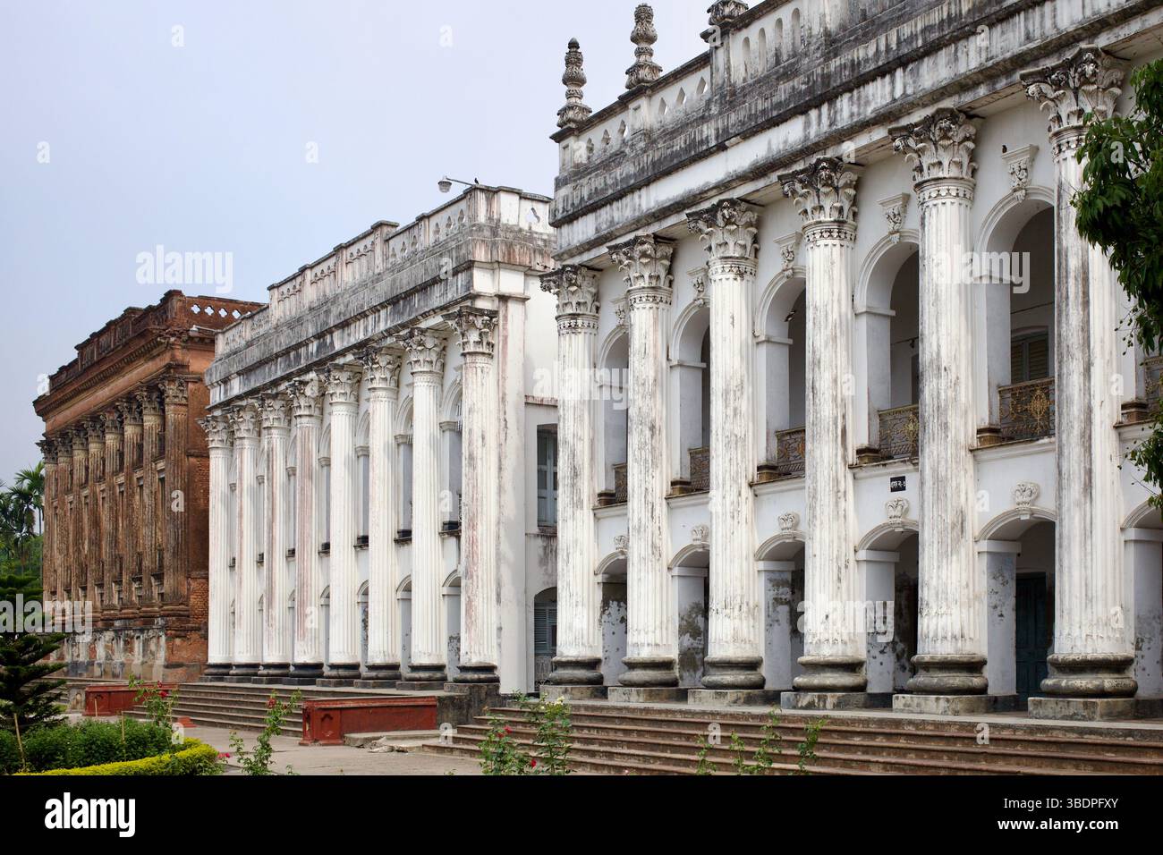 Colonnades néoclassiques du palais Baliati Zamindar dans le village de Baliati, Manikganj, Bangladesh, qui abritait autrefois une puissante famille zamindari. Banque D'Images