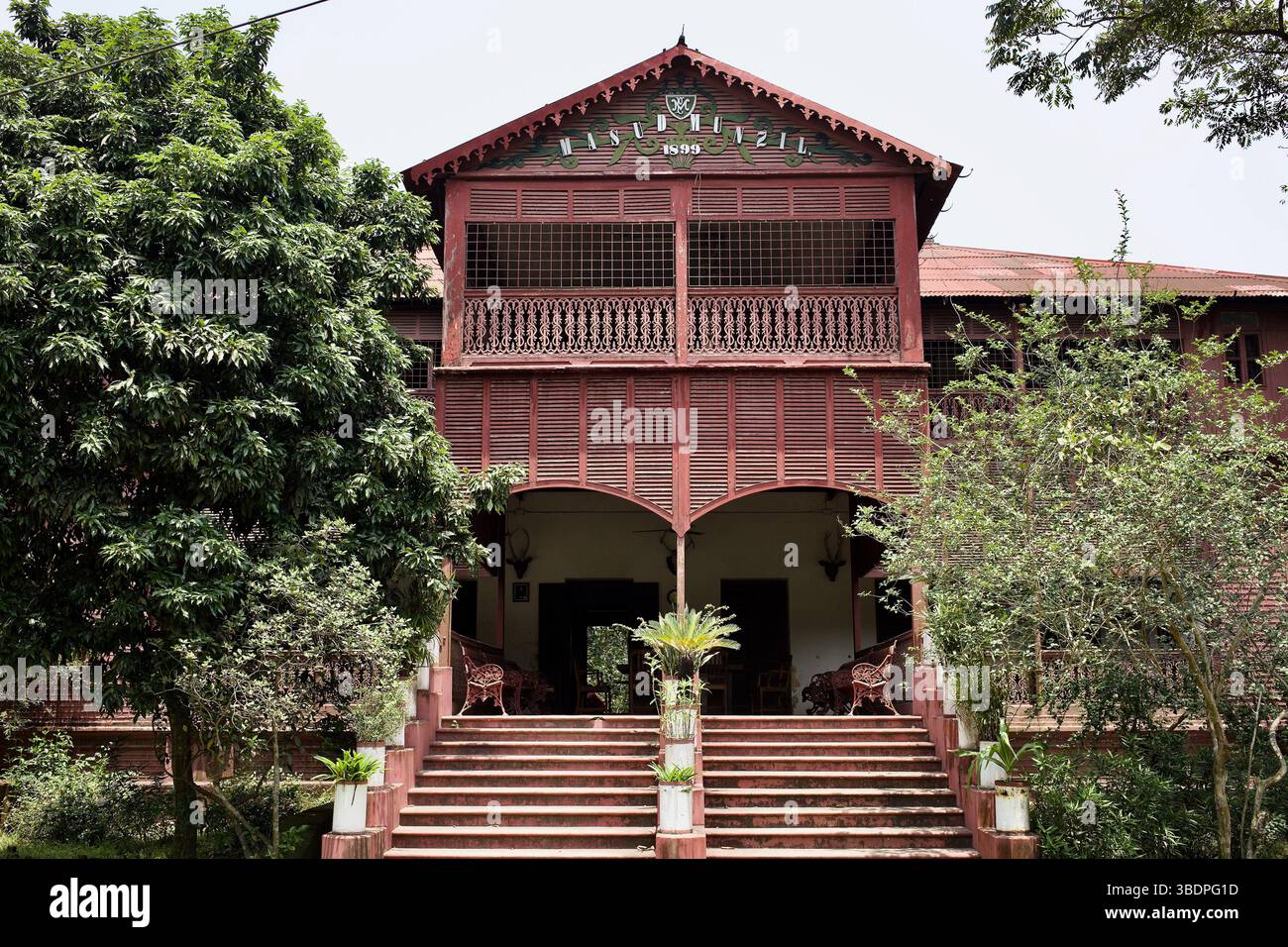 Massoud Manzil, une structure en bois peinte en rouge construite en 1899, qui fait partie du complexe Karotia Zamindar à Tangail, au Bangladesh. Banque D'Images