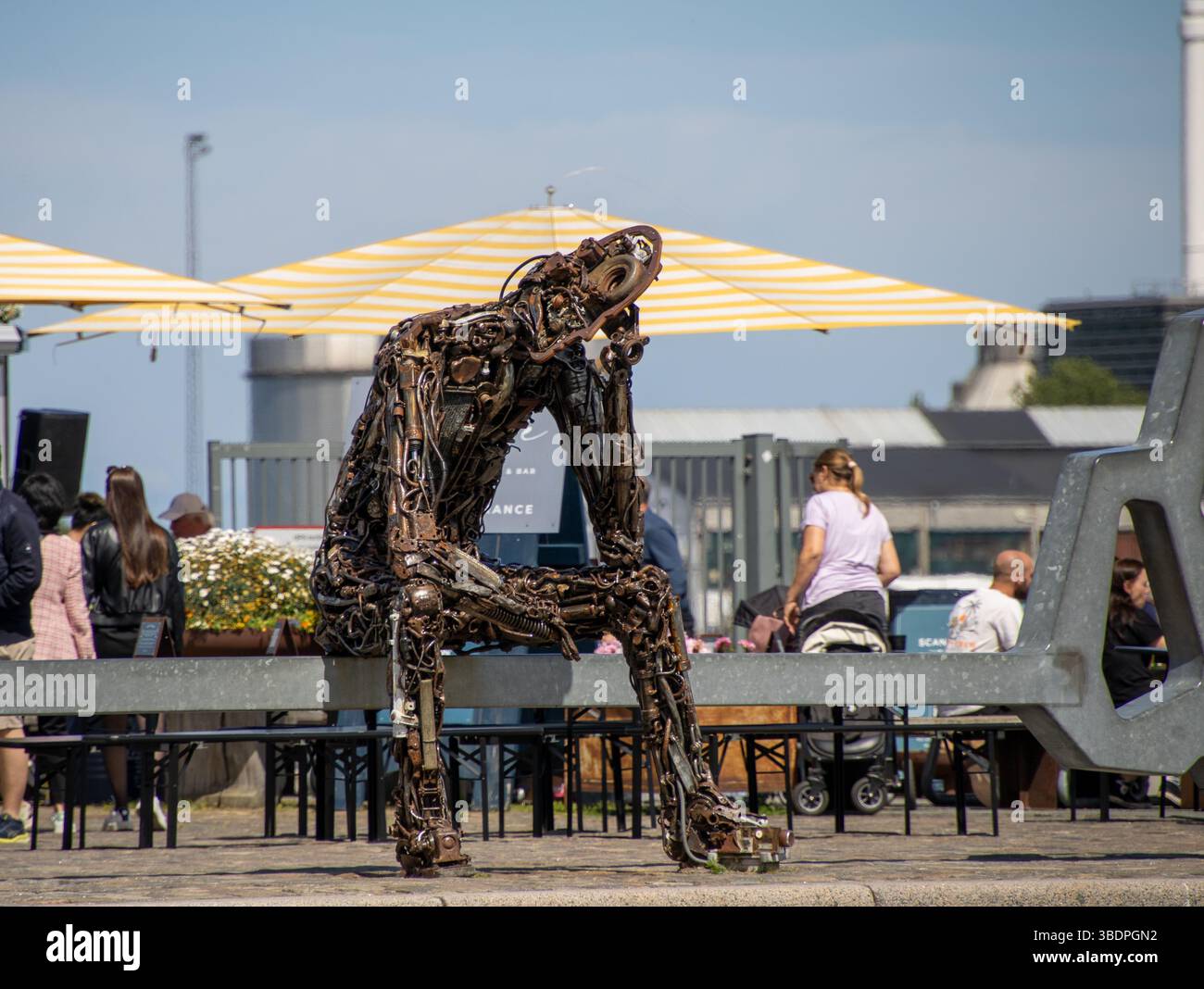Kunstinstallation eines denkenden Roboters aus Altmetall auf einem öffentlichen Platz im Hafen von Kopenhagen Banque D'Images