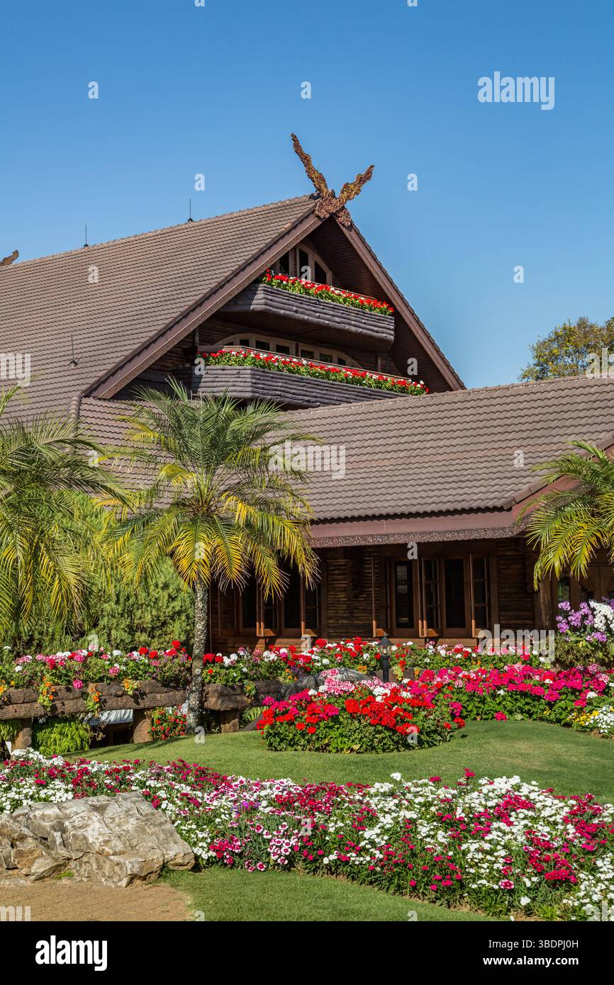 Des arbres ornés et des jardins fleuris luxuriants rehaussent l'architecture Lanna et suisse de la Villa royale Doi Tung à l'intérieur de l'attraction touristique Doi Tung à CH Banque D'Images