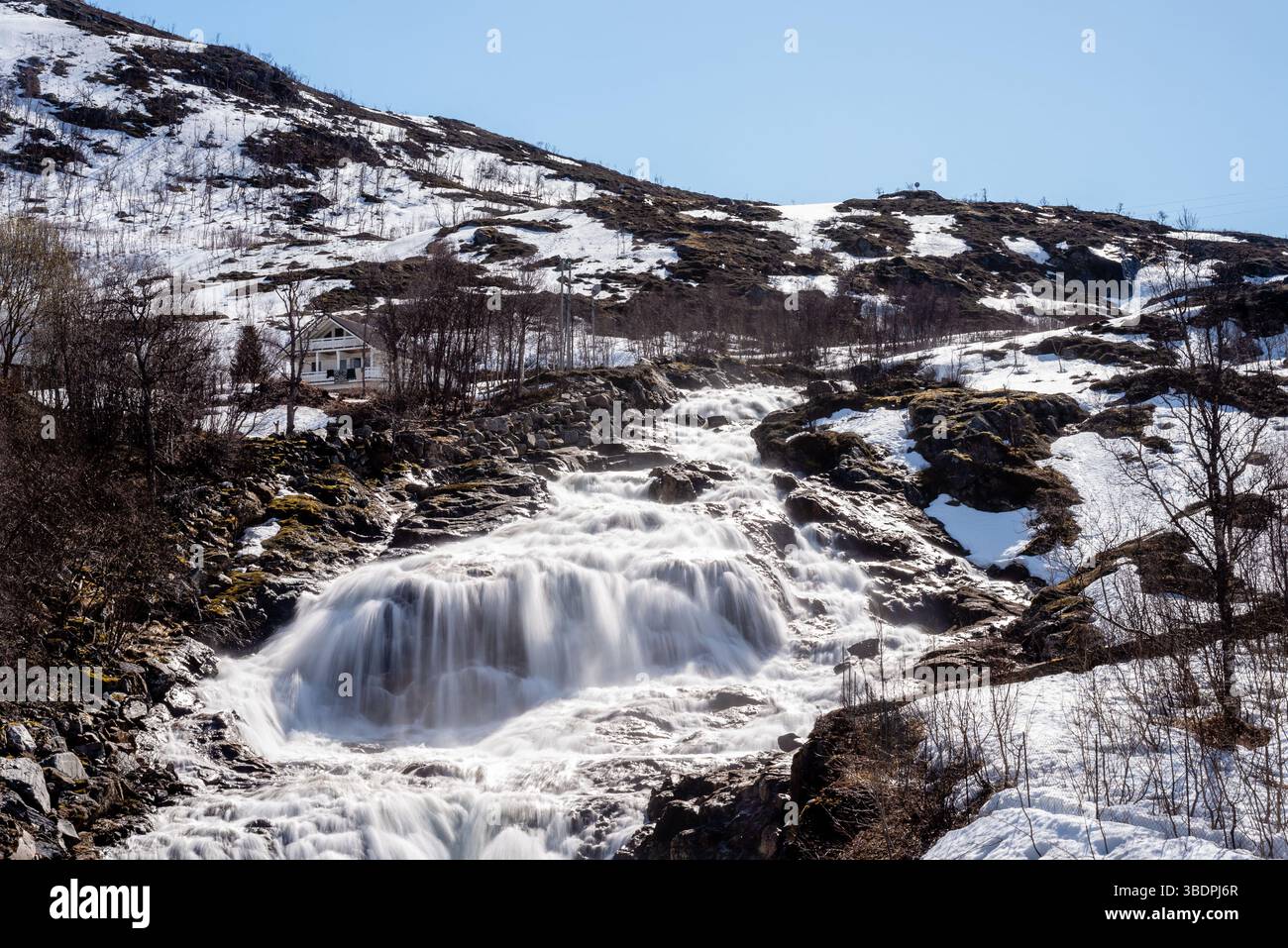 La cascade arctique à Ersfjordbotn sur l'île de Kvaløya, comté de Troms, Norvège Banque D'Images