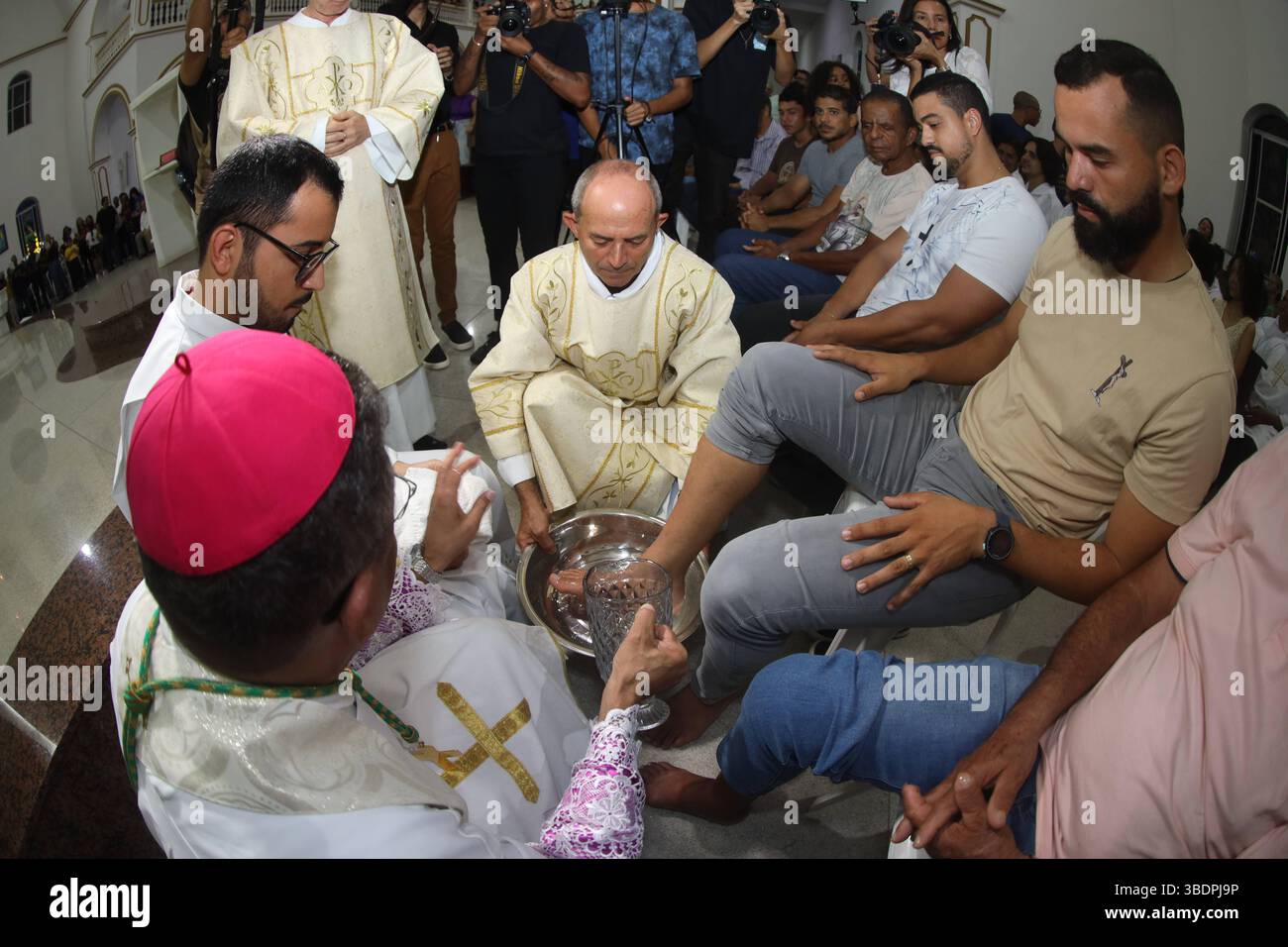 Cérémonie de lavage des pieds à la messe catholique serrinha, bahia, brésil - 17 avril 2025 : L'évêque catholique effectue la cérémonie de lavage des pieds pendant la mission de procession fogareu dans la ville de Serrinha. SERRINA BAHIA BRÉSIL Copyright : xJoaxSouzax 170425JOA250 Banque D'Images
