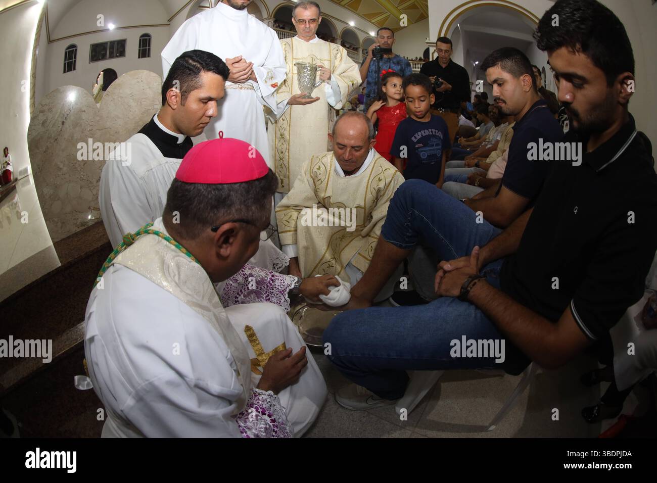 Cérémonie de lavage des pieds à la messe catholique serrinha, bahia, brésil - 17 avril 2025 : L'évêque catholique effectue la cérémonie de lavage des pieds pendant la mission de procession fogareu dans la ville de Serrinha. SERRINA BAHIA BRÉSIL Copyright : xJoaxSouzax 170425JOA262 Banque D'Images