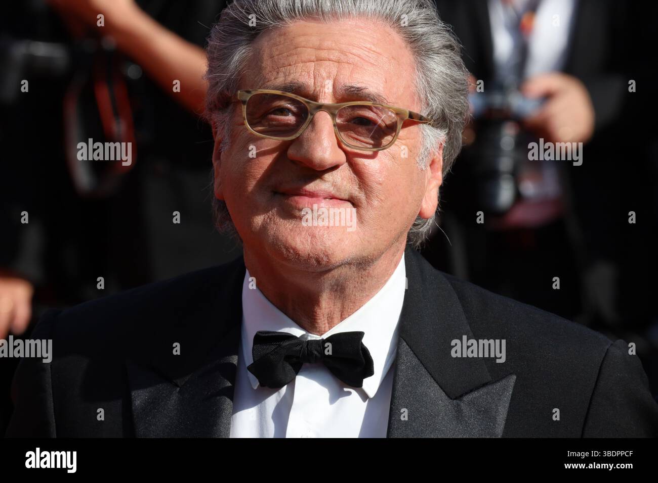 Cannes, France, 24 mai 2025. Daniel Auteuil et Aude Ambroggi arrivent sur le tapis rouge pour la cérémonie de clôture du 78ème Festival de Cannes, France. Crédit : Doreen Kennedy/Alamy Live News. Banque D'Images