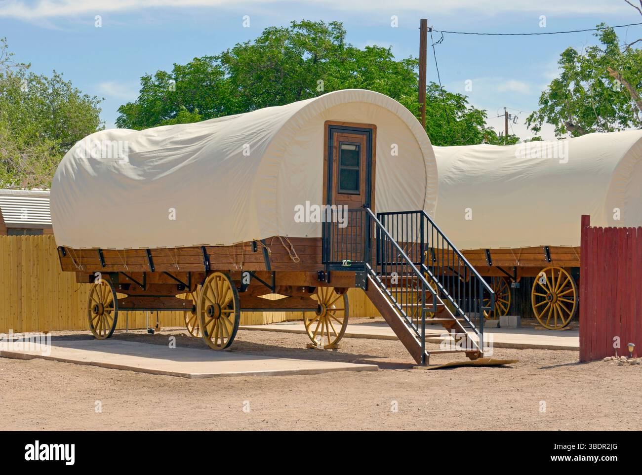 Hôtel de vacances avec chariot couvert de toile dans le centre-ville de Tombstone, Arizona Banque D'Images