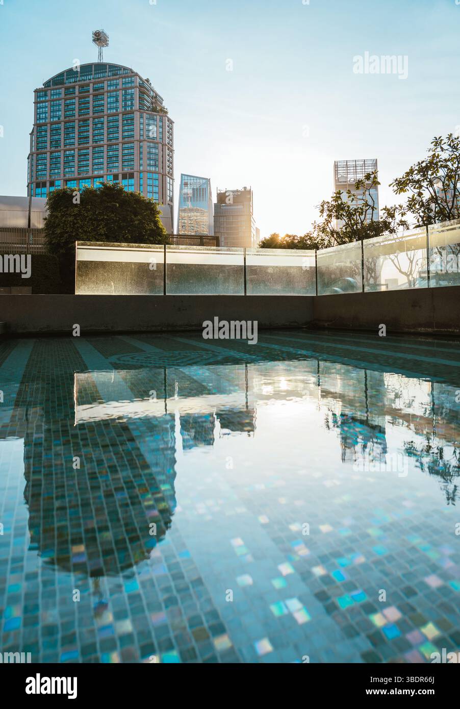 Lumière matinale illuminant une piscine sur le toit avec vue sur Bangkok Banque D'Images