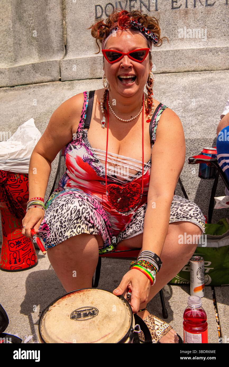 Une dame tambour au Tam-Tams de Montréal dans le parc du Mont-Royal à Montréal, Canada. Le Tam-Tams est le nom informel d'un festival hebdomadaire gratuit de tambours. Banque D'Images
