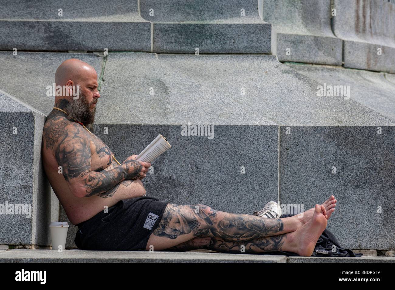 Un homme tatoué aime Montréal Tam-Tams dans le parc Mont-Royal à Montréal, Canada. Le Tam-Tams est le nom informel d'un festival hebdomadaire gratuit de tambours. Banque D'Images