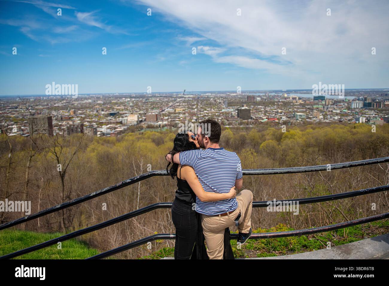 Un couple s'embrasse à un point de vue sur la ville de Montréal, Canada Banque D'Images