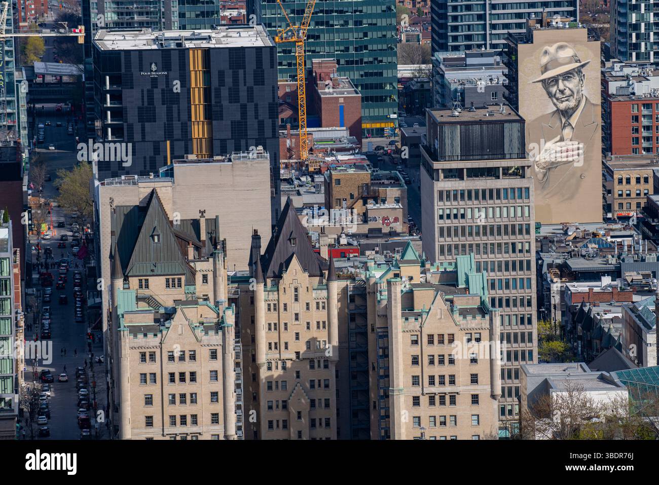 Une vue sur Montréal depuis le Mont Royal au Canada - avec les gratte-ciel, les gratte-ciel et le fleuve Saint-Laurent au centre-ville de Montréal. Banque D'Images