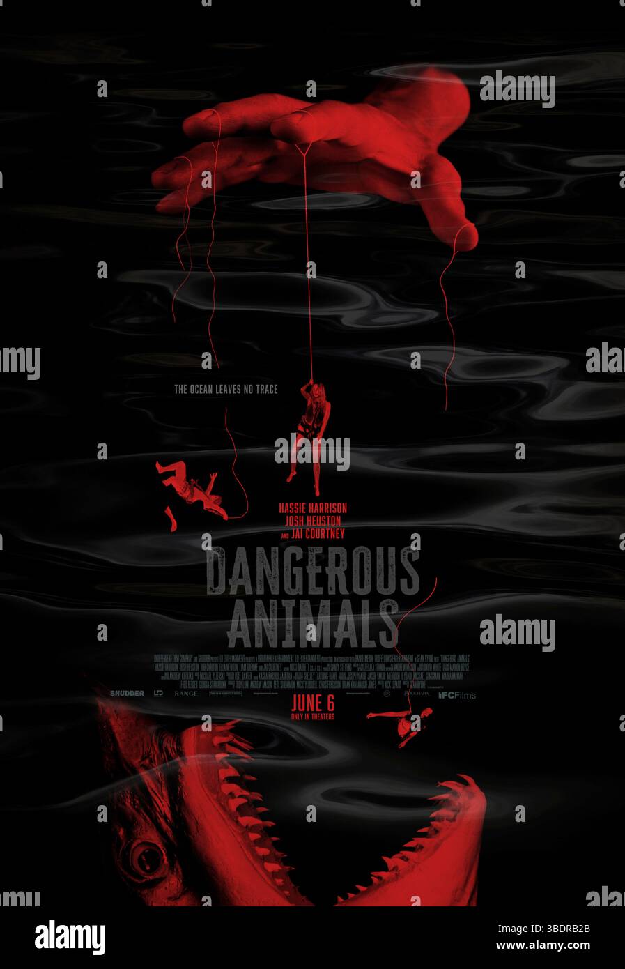 Dangerous Animals (2025) réalisé par Sean Byrne et mettant en vedette Hassie Harrison, Jai Courtney et Josh Heuston. Lorsque Zephyr, une surfeuse avisée et libre d'esprit, et ses amis se dirigent vers un paradis côtier isolé, leur voyage de rêve se transforme en cauchemar car ils doivent se battre pour survivre contre les éléments et une menace mortelle qui plane dans la nature. Affiche AMÉRICAINE À une feuille POUR USAGE ÉDITORIAL UNIQUEMENT. Crédit : BFA / IFC films Banque D'Images