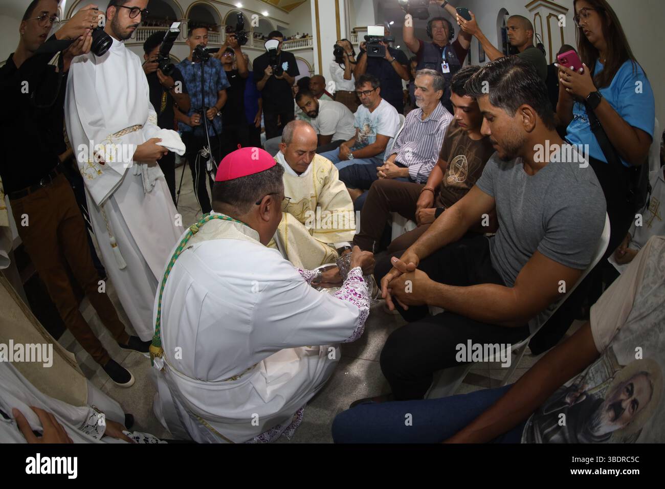 Serrinha, bahia, brésil - 17 avril 2025 : L'évêque catholique effectue la cérémonie de lavage des pieds pendant la mission de procession fogareu dans la ville de Serr Banque D'Images