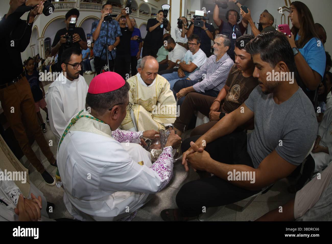 Serrinha, bahia, brésil - 17 avril 2025 : L'évêque catholique effectue la cérémonie de lavage des pieds pendant la mission de procession fogareu dans la ville de Serr Banque D'Images