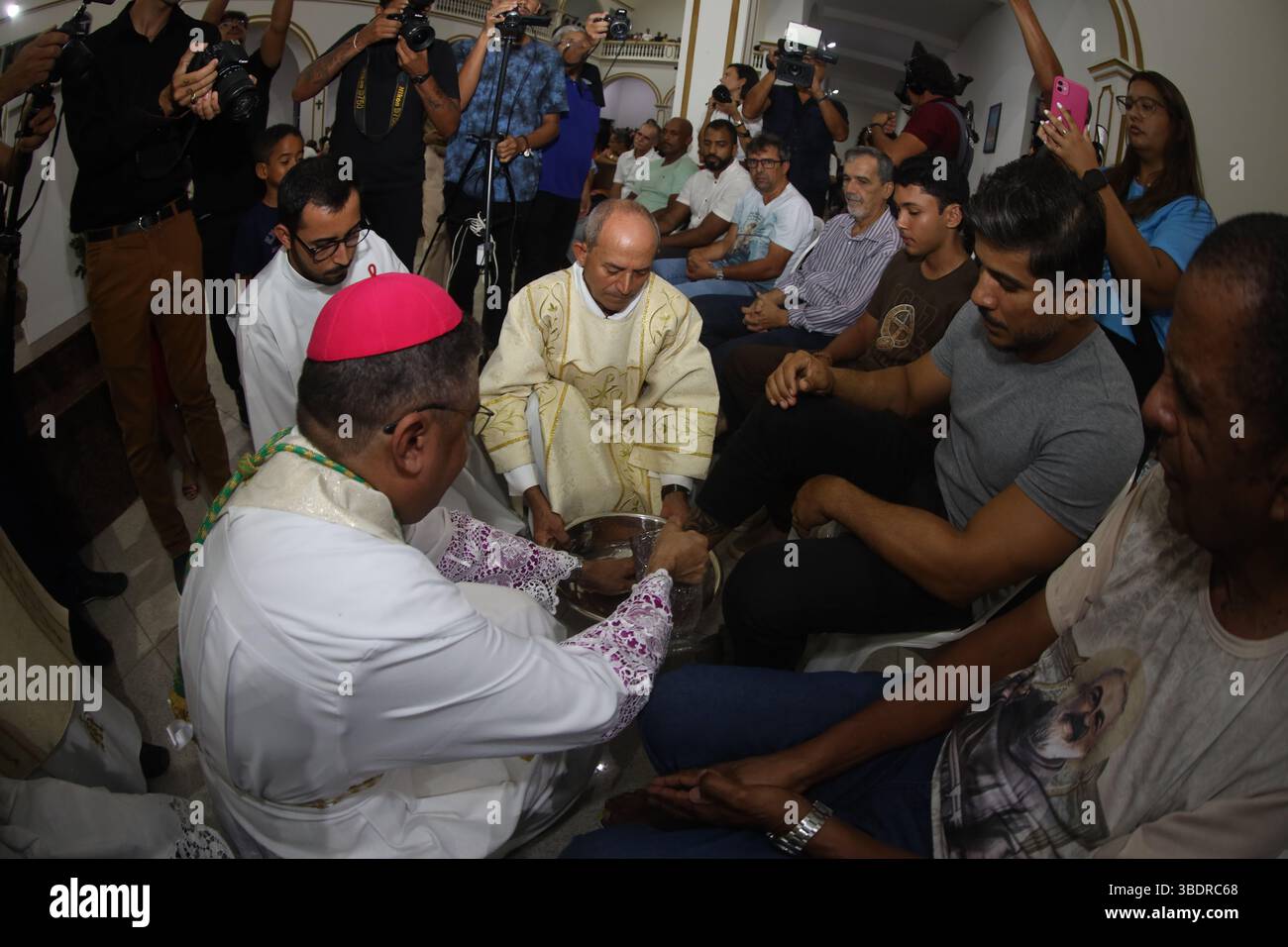 Serrinha, bahia, brésil - 17 avril 2025 : L'évêque catholique effectue la cérémonie de lavage des pieds pendant la mission de procession fogareu dans la ville de Serr Banque D'Images