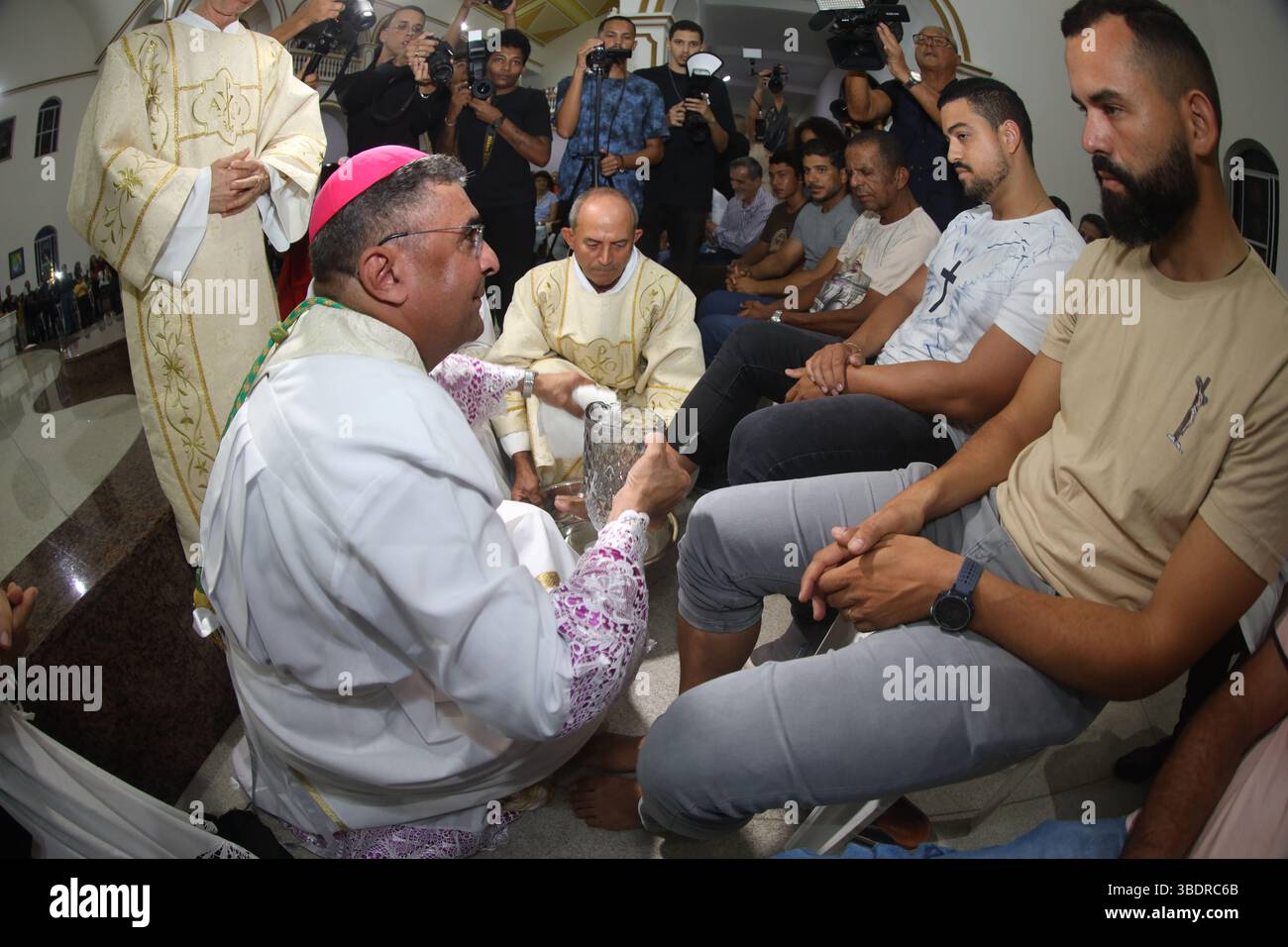 Serrinha, bahia, brésil - 17 avril 2025 : L'évêque catholique effectue la cérémonie de lavage des pieds pendant la mission de procession fogareu dans la ville de Serr Banque D'Images