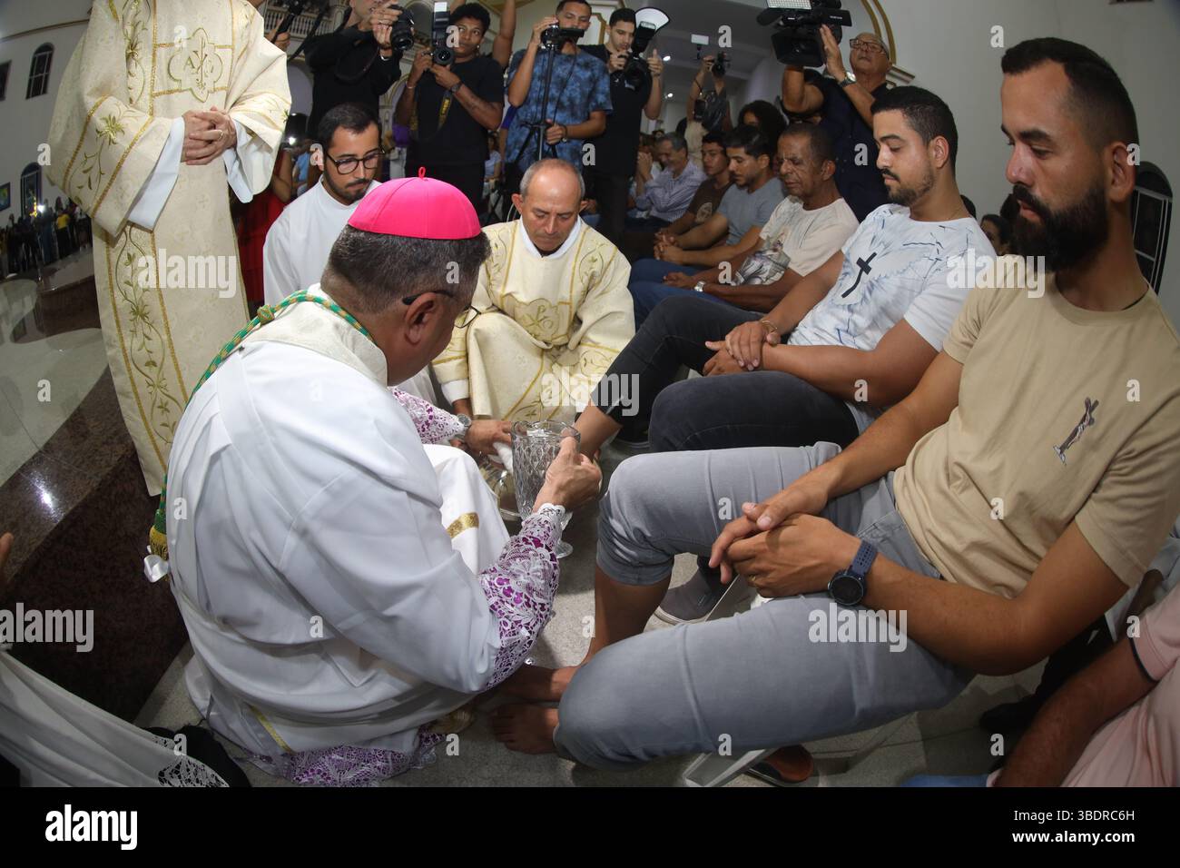 Serrinha, bahia, brésil - 17 avril 2025 : L'évêque catholique effectue la cérémonie de lavage des pieds pendant la mission de procession fogareu dans la ville de Serr Banque D'Images