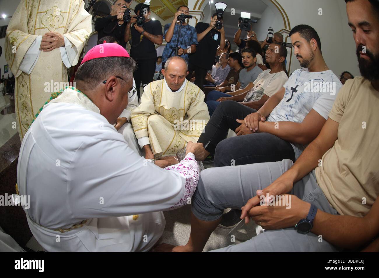 Serrinha, bahia, brésil - 17 avril 2025 : L'évêque catholique effectue la cérémonie de lavage des pieds pendant la mission de procession fogareu dans la ville de Serr Banque D'Images